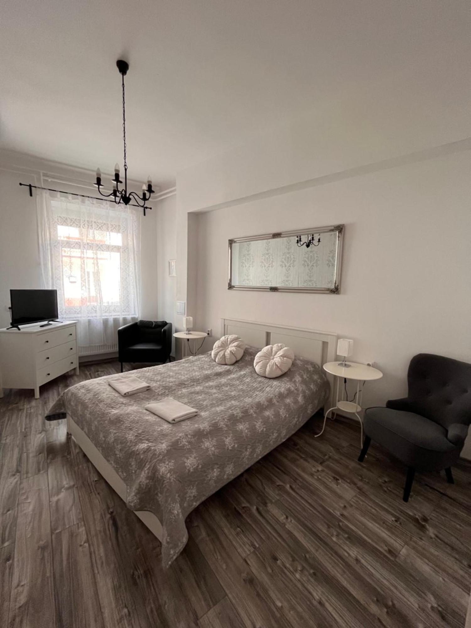 Pacsirta Apartmanhaz Έγκερ Εξωτερικό φωτογραφία