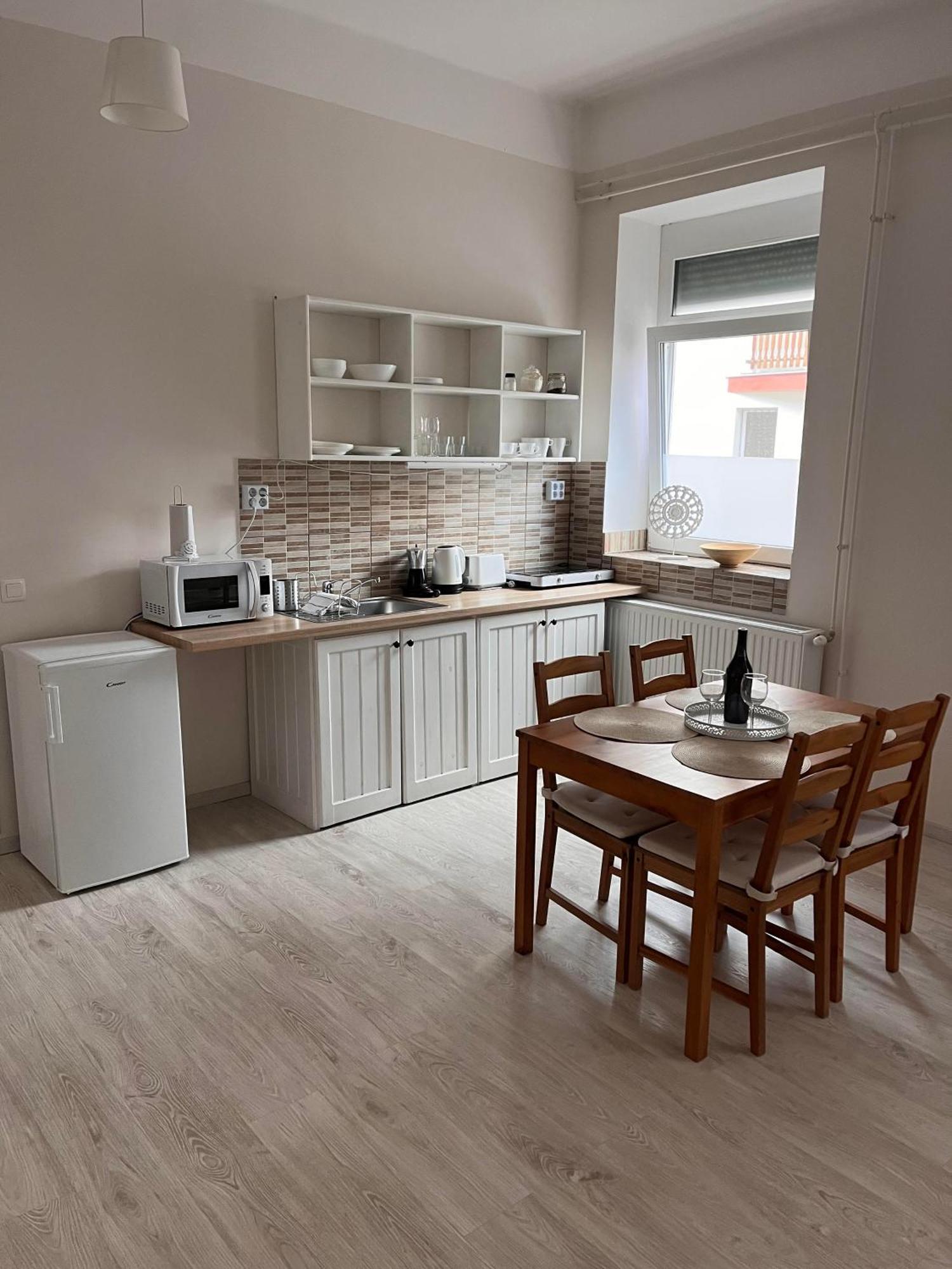 Pacsirta Apartmanhaz Έγκερ Εξωτερικό φωτογραφία
