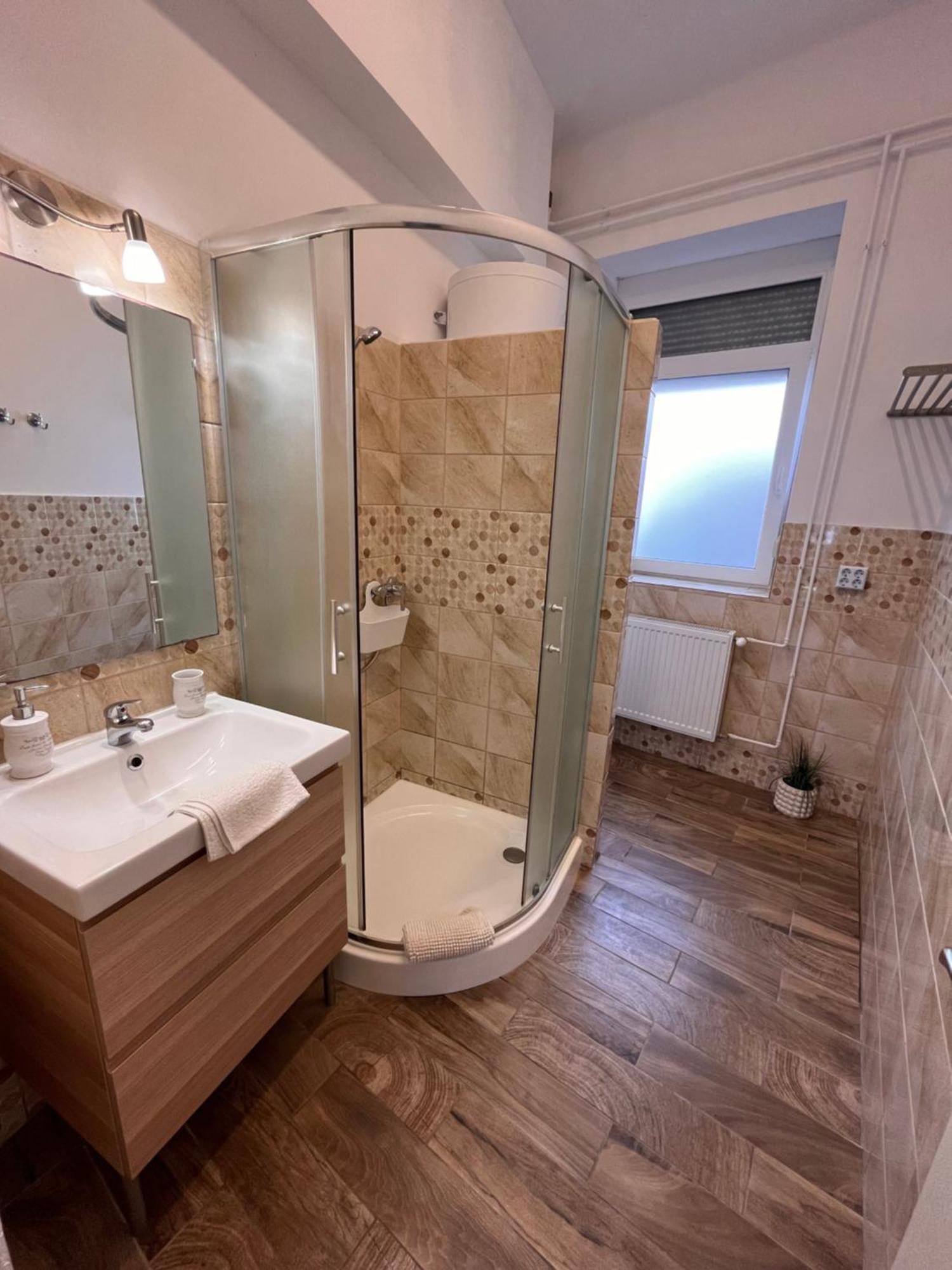 Pacsirta Apartmanhaz Έγκερ Εξωτερικό φωτογραφία
